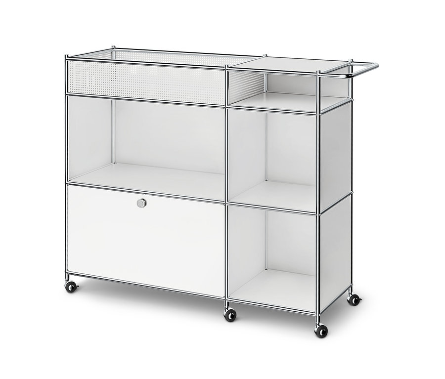 Meuble de rangement modulaire blanc sur roulettes avec cadre chromé, compartiments ouverts, un compartiment fermé avec poignée et un panneau métallique perforé en haut.