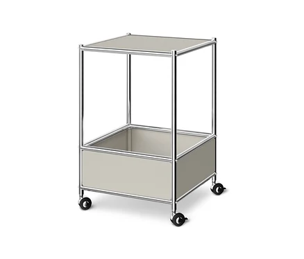 Table basse en métal « CN3 » gris clair avec cadre chromé, deux niveaux et roulettes.