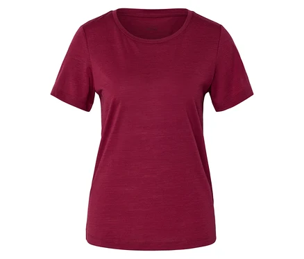 Un t-shirt simple à manches courtes et col rond de couleur rouge foncé, sur fond blanc.