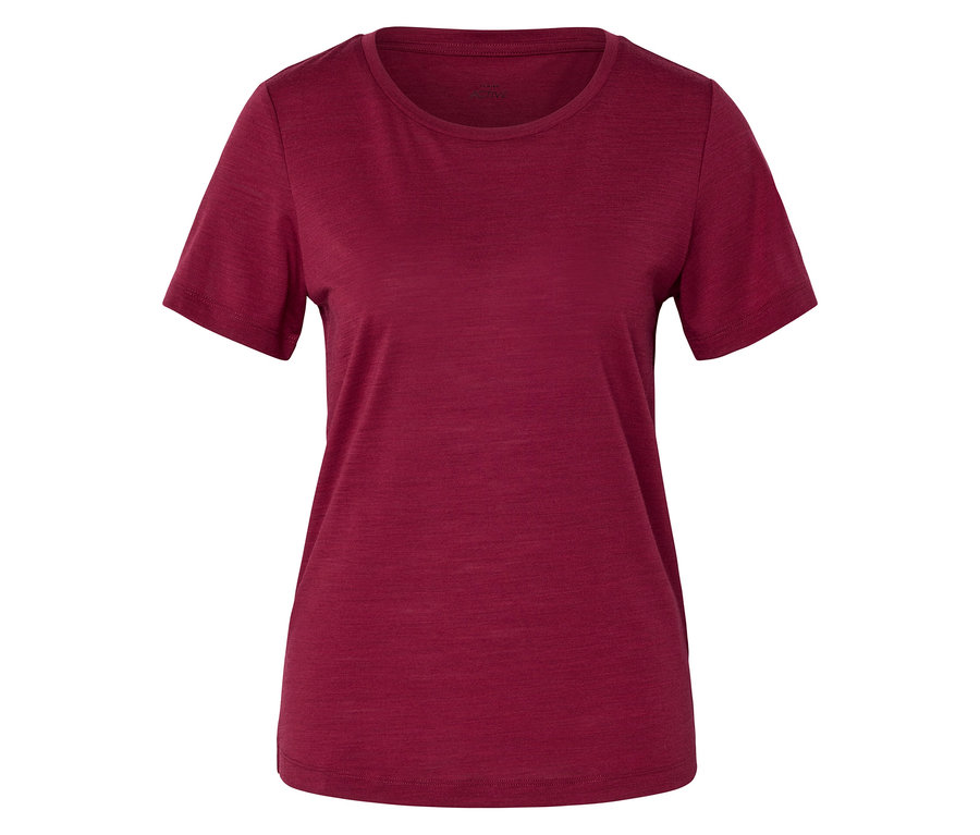 Un t-shirt simple à manches courtes et col rond de couleur rouge foncé, sur fond blanc.