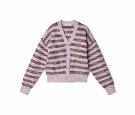 Un cardigan lilas clair à rayures horizontales marron, col en V et cinq boutons marron sur le devant.