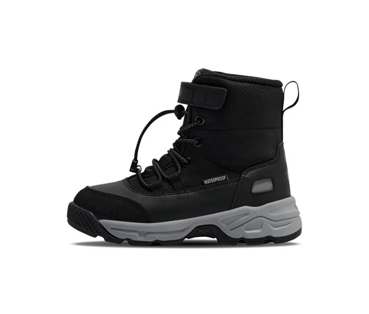 Botte de neige noire hummel® Snow Boot Tex avec semelle grise, lacets et fermeture auto-agrippante.