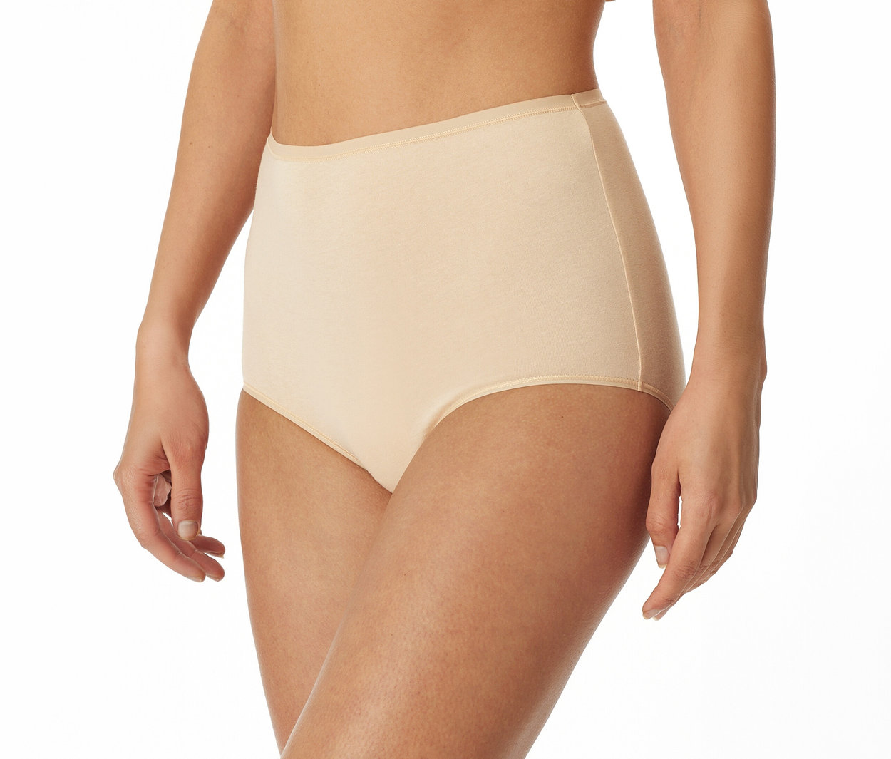 Une personne portant une culotte taille haute beige, visible de la taille jusqu'au haut des cuisses. Les mains sont visibles sur les côtés.