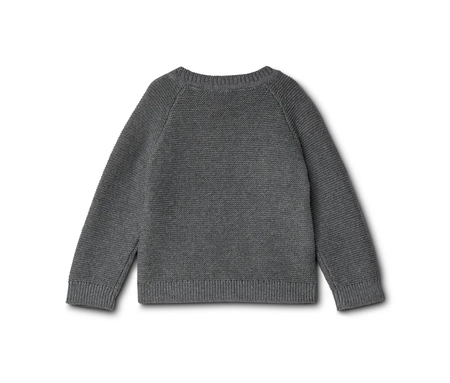 Pull gris en tricot à manches longues et col rond, posé à plat.