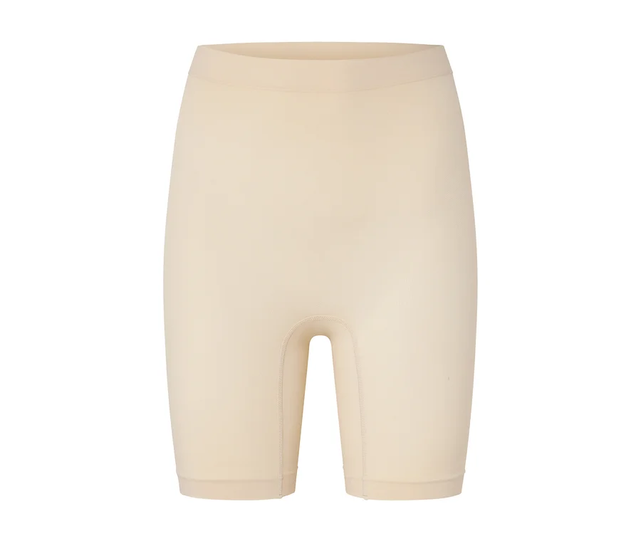 Shorty shapewear beige sur fond blanc.