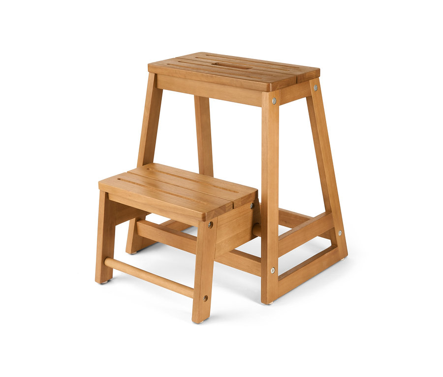 Un marchepied escamotable en bois massif sur fond blanc.
