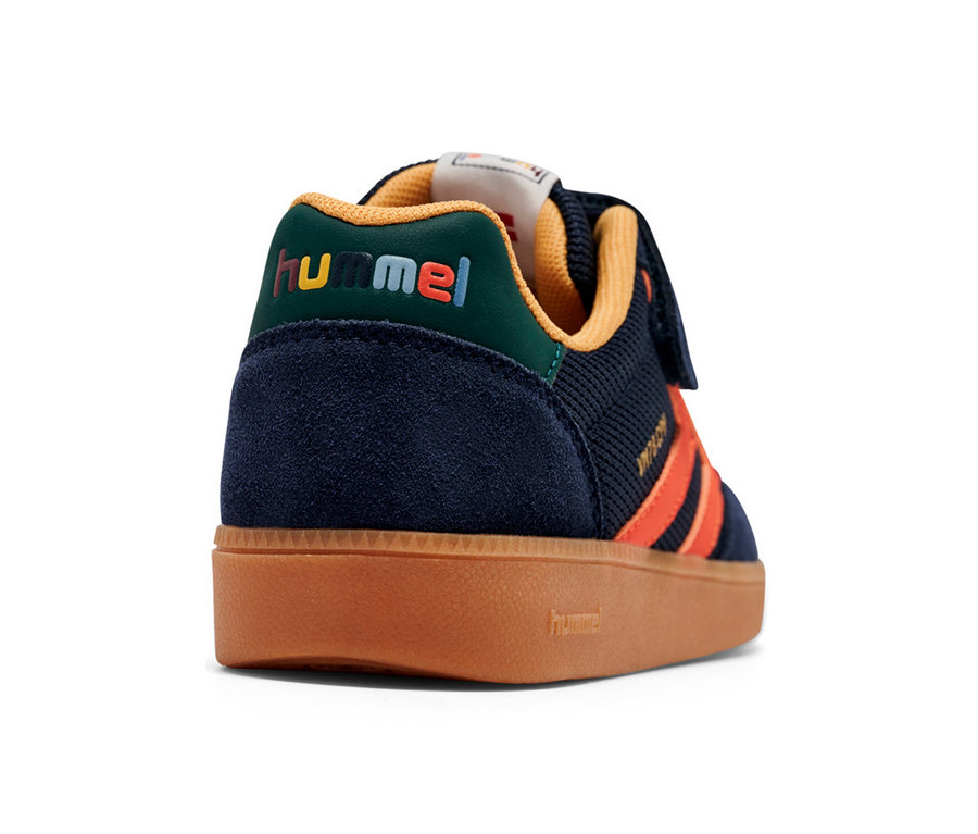 Baskets hummel® « VM78 CPH JR » multicolores en bleu marine, orange et vert, avec le logo hummel coloré sur le talon et une semelle marron, vue de côté arrière.