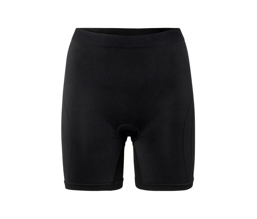 Gros plan d'un cuissard de cycliste noir sur fond blanc.