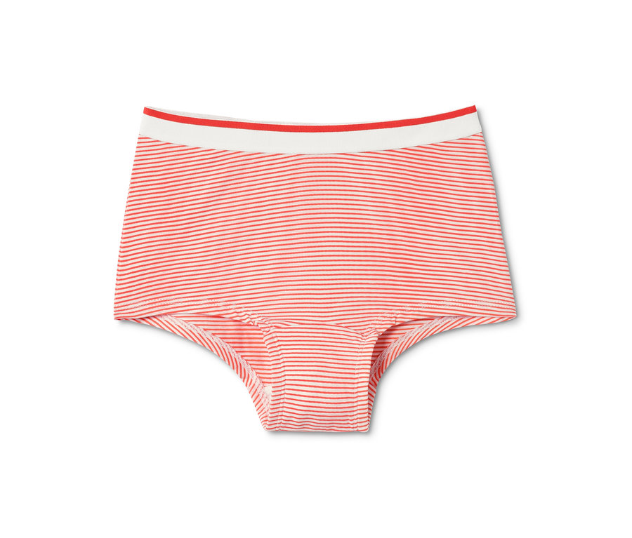 Gros plan sur 7 culottes pour filles, bleues avec des rayures rouges et blanches.