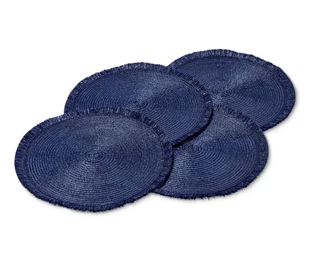 Quatre sets de table bleu-lilas.