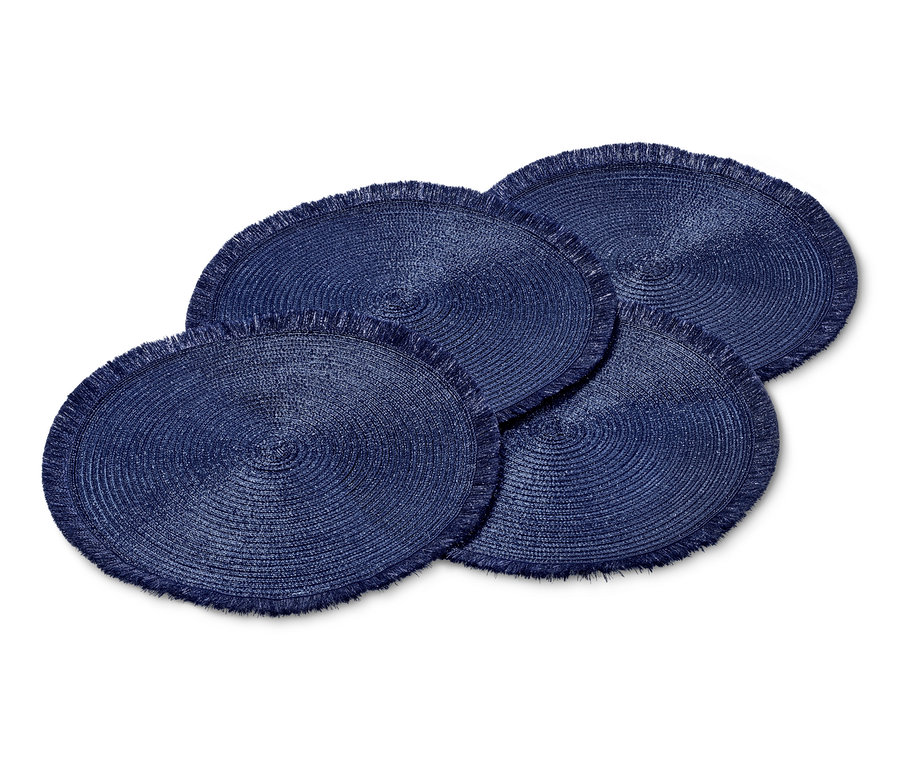 Quatre sets de table bleu-lilas.