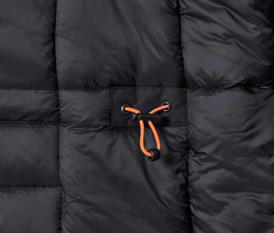 Détail d'un manteau thermique anthracite.