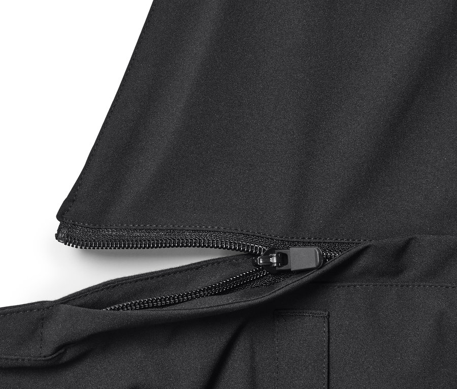 Détail d'un pantalon de ski high-tech noir avec fermeture éclair.