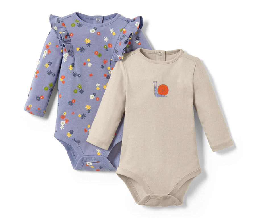 Deux bodys pour bébé : un violet à motifs floraux et un beige avec un imprimé d'escargot.
