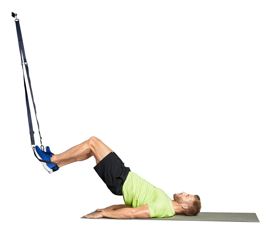 Homme s'exerçant avec des sangles de suspension.