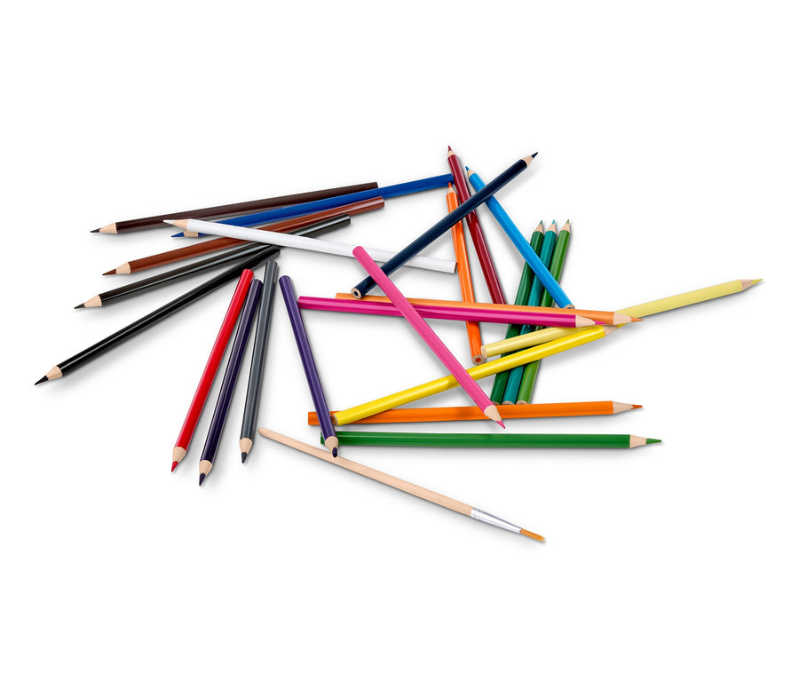 Crayons de couleur aquarelle éparpillés de différentes couleurs et un pinceau.