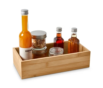 Deux boîtes à condiments dans une boîte de rangement en bambou.
