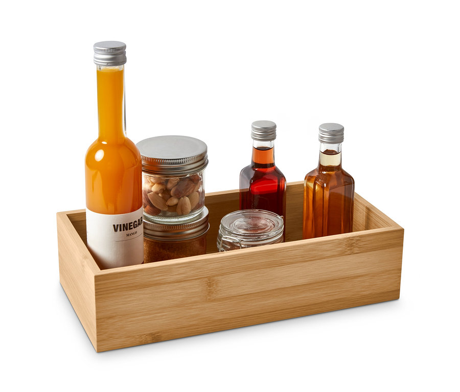 Deux boîtes à condiments dans une boîte de rangement en bambou.