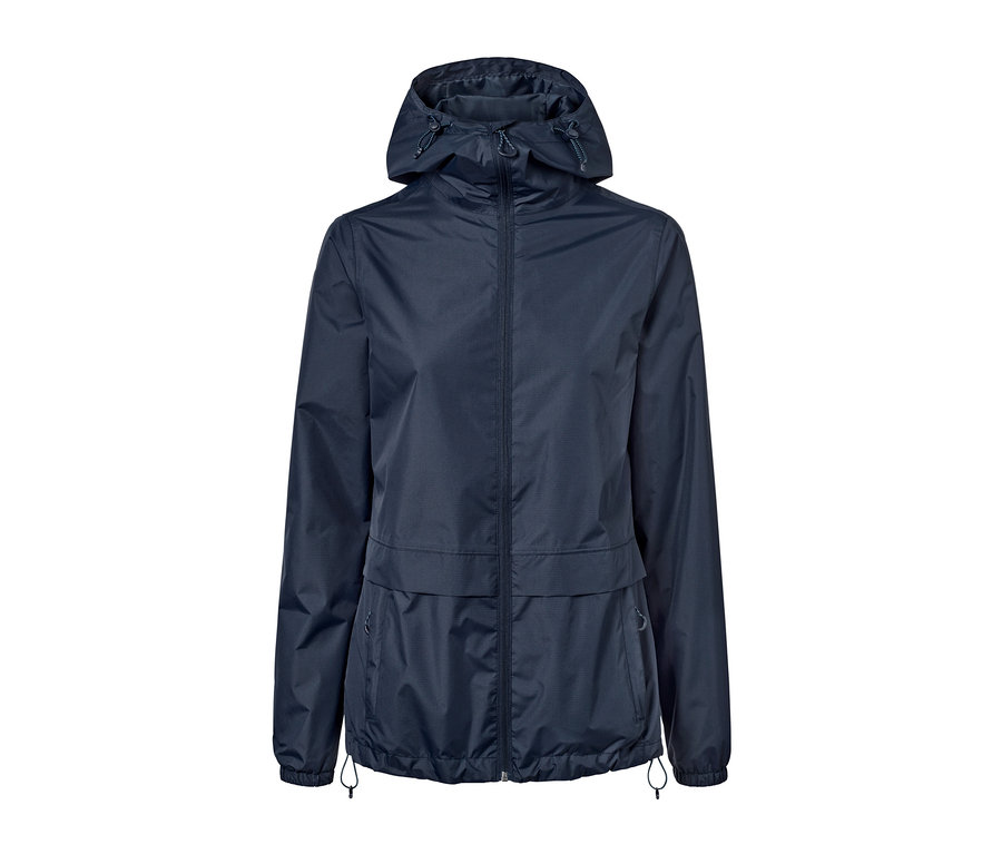Veste de pluie ultralégère « pack me » bleu foncé. La capuche est serrée par un cordon.