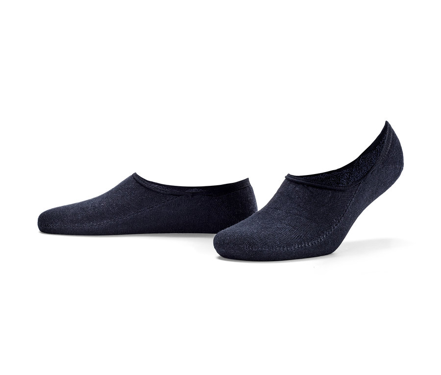 Deux paires de socquettes de sport chaudes sur fond blanc.