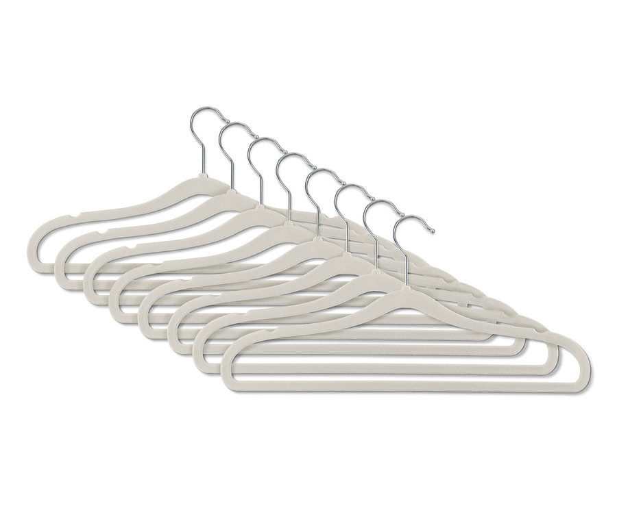 Huit cintres ultra-fins côte à côte.