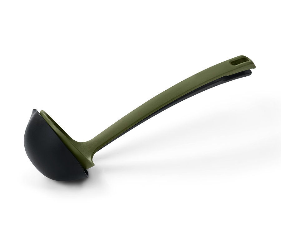 Une louche polyvalente verte avec une partie louche noire sur un fond blanc.
