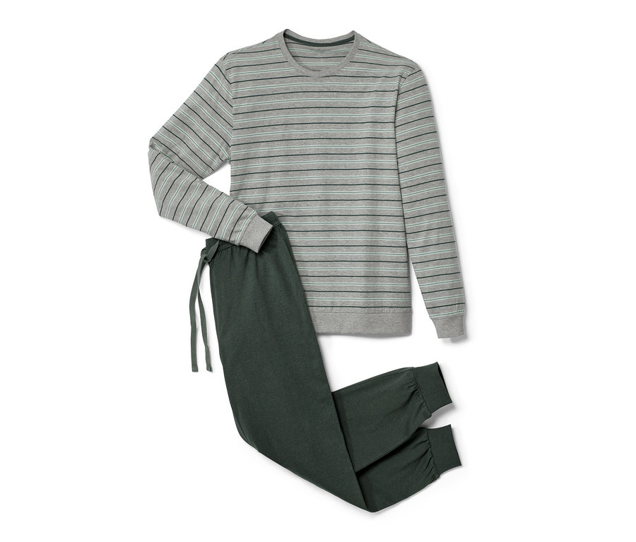 Un pyjama gris à manches longues et un pantalon de pyjama vert sont posés sur un fond blanc. Pyjama, rayé/vert
