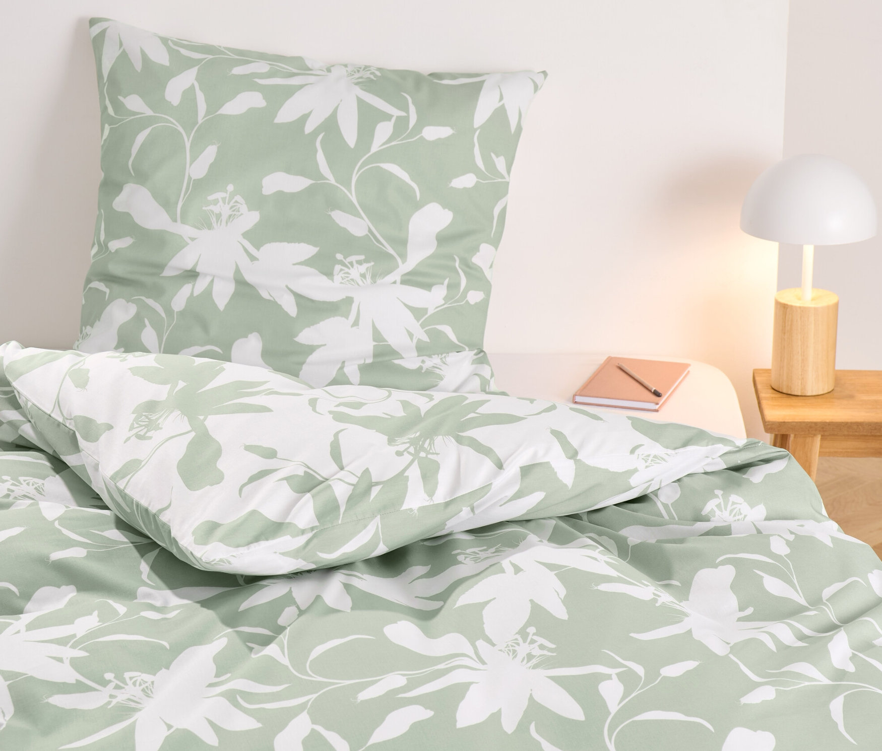 Parure de lit en renforcé à motif floral de taille standard sur un lit.