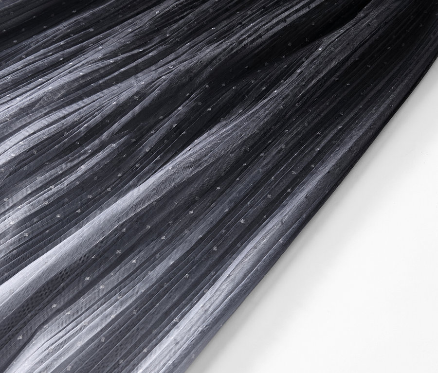 Détail d'une jupe en tulle plissée avec dégradé.