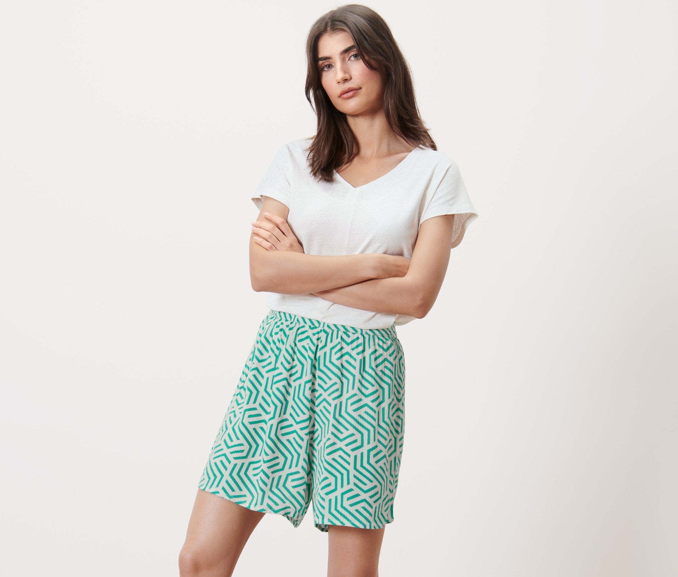 Femme posant les bras croisés portant un short tissé imprimé.