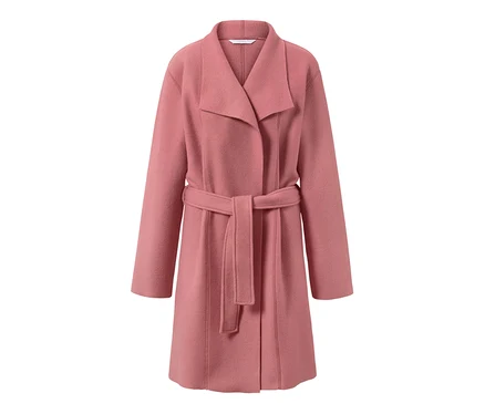 Peignoir en polaire rose avec ceinture.