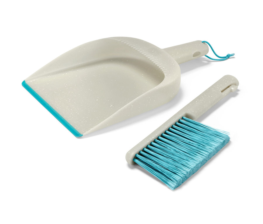 Une pelle et une balayette beiges avec des détails turquoise sur un fond blanc.