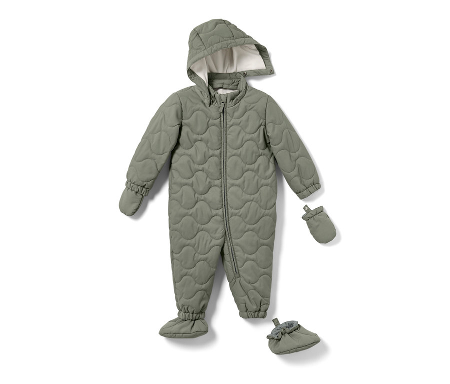 Une combinaison d’hiver olive pour bébé avec capuche, gants et chaussons.