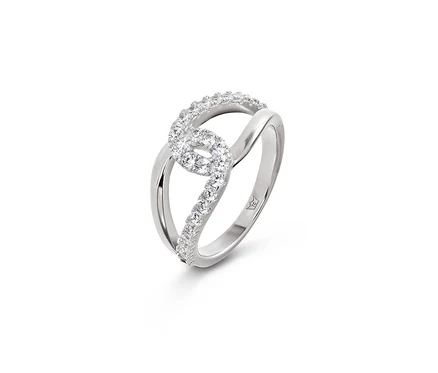 Gros plan d'une bague en argent 925.