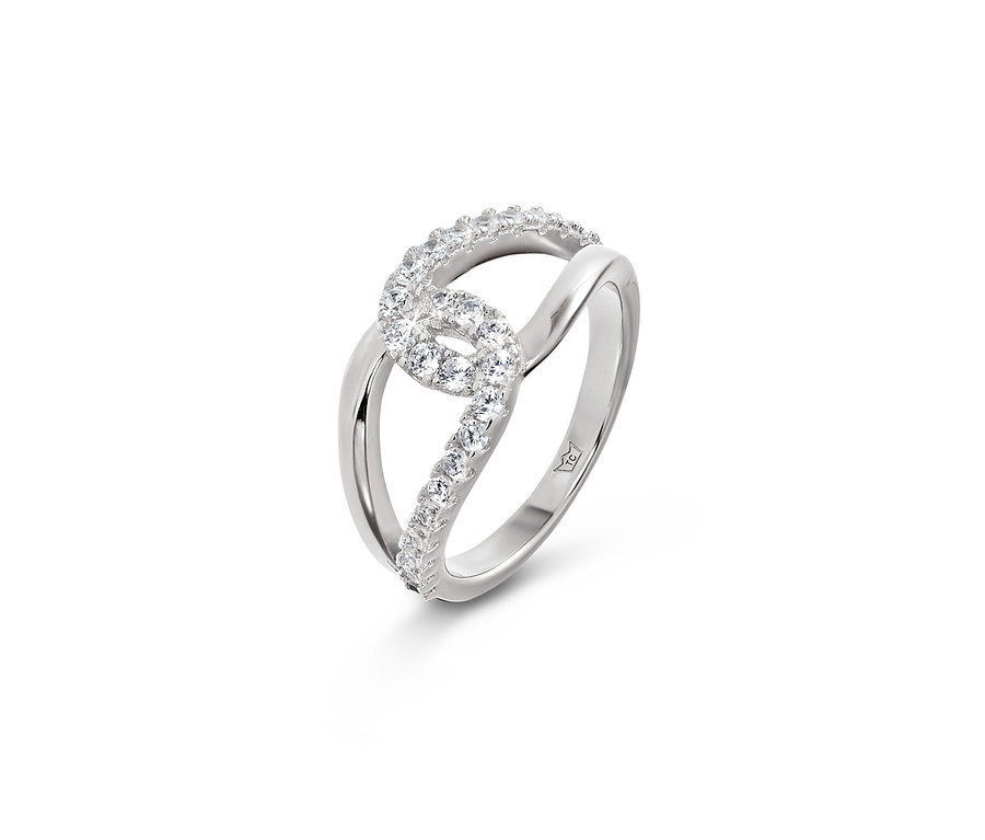 Gros plan d'une bague en argent 925.