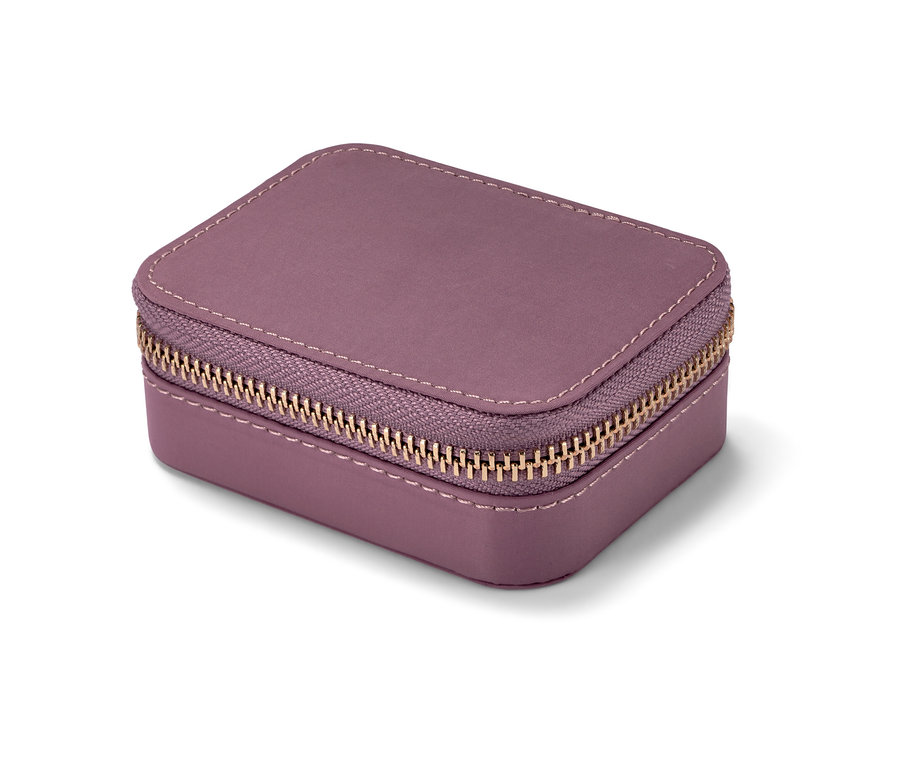 Gros plan sur un pilulier violet avec une fermeture éclair dorée.