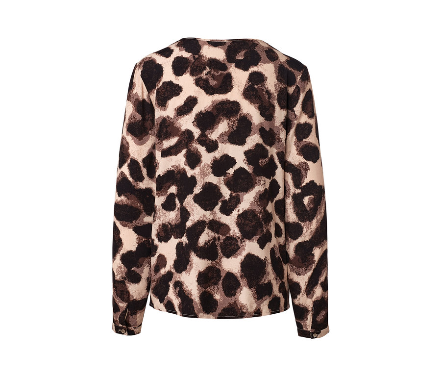 Détail d'une blouse imprimée pour femme avec des manches longues et un motif animalier.