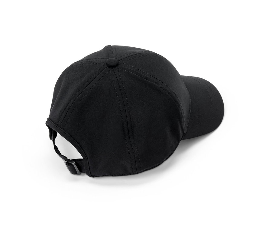 Une casquette de sport noire sur un fond blanc.