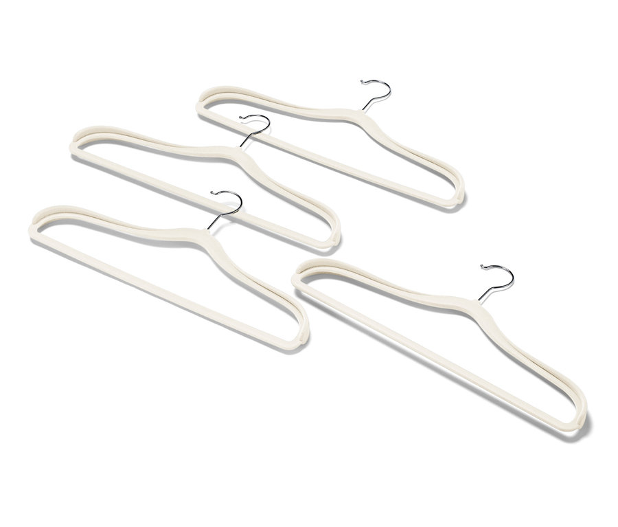 Quatre cintres renforcés aux épaules sur fond blanc.