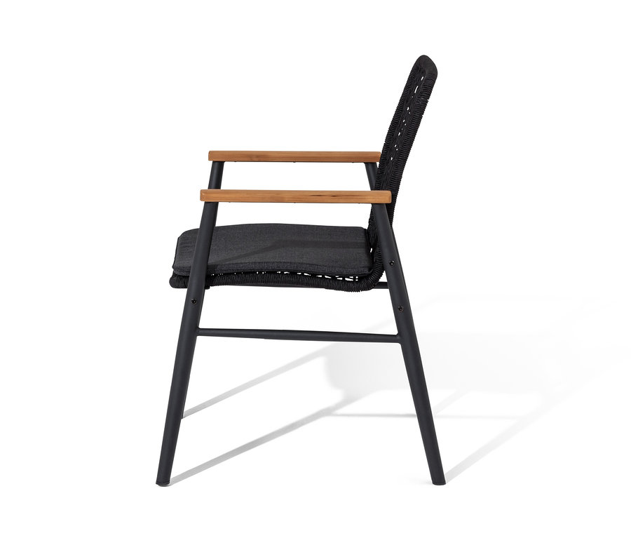 Vue latérale d'une chaise de salle à manger avec accoudoirs en teck et tressage textile sur fond blanc.