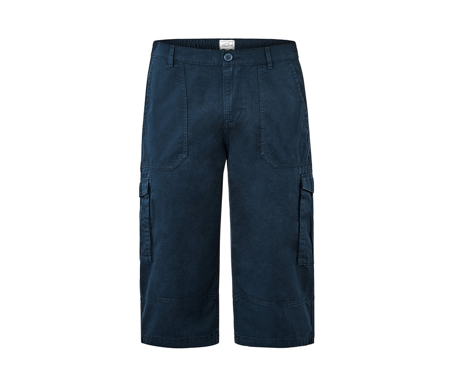 Un bermuda cargo 3/4 bleu marine.