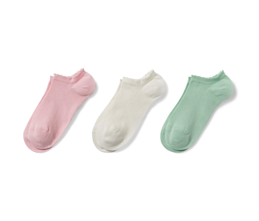 Trois paires de soquettes avec motif ajouré en rose, blanc et vert.