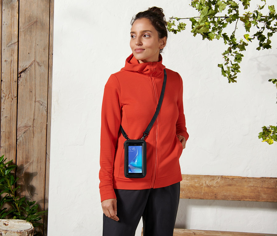 Femme portant une poche pour smartphone 2 en 1.