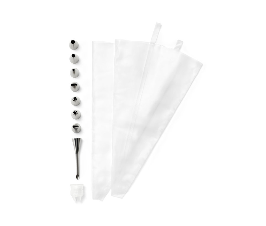 Un lot de poches à douilles et deux poches à douille blanches sur fond blanc.