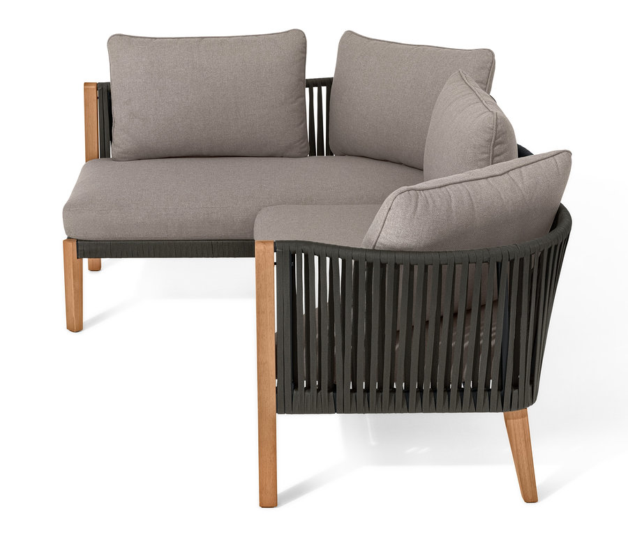 Coin lounge avec tressage textile et coussins gris.