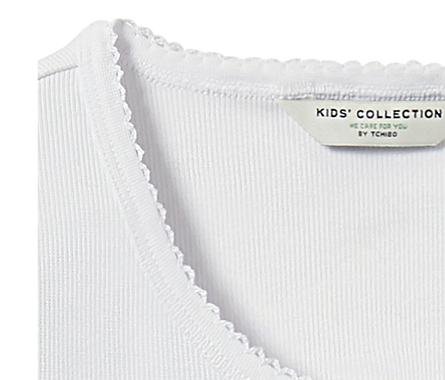 Gros plan sur un pyjama côtelé pour enfant.