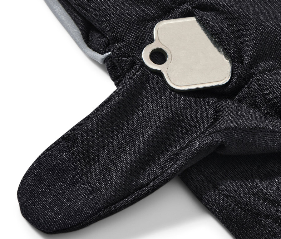 Gros plan sur des gants de course noirs avec rabats.