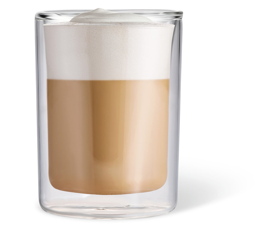 Un verre à café crème avec du café et de la mousse.