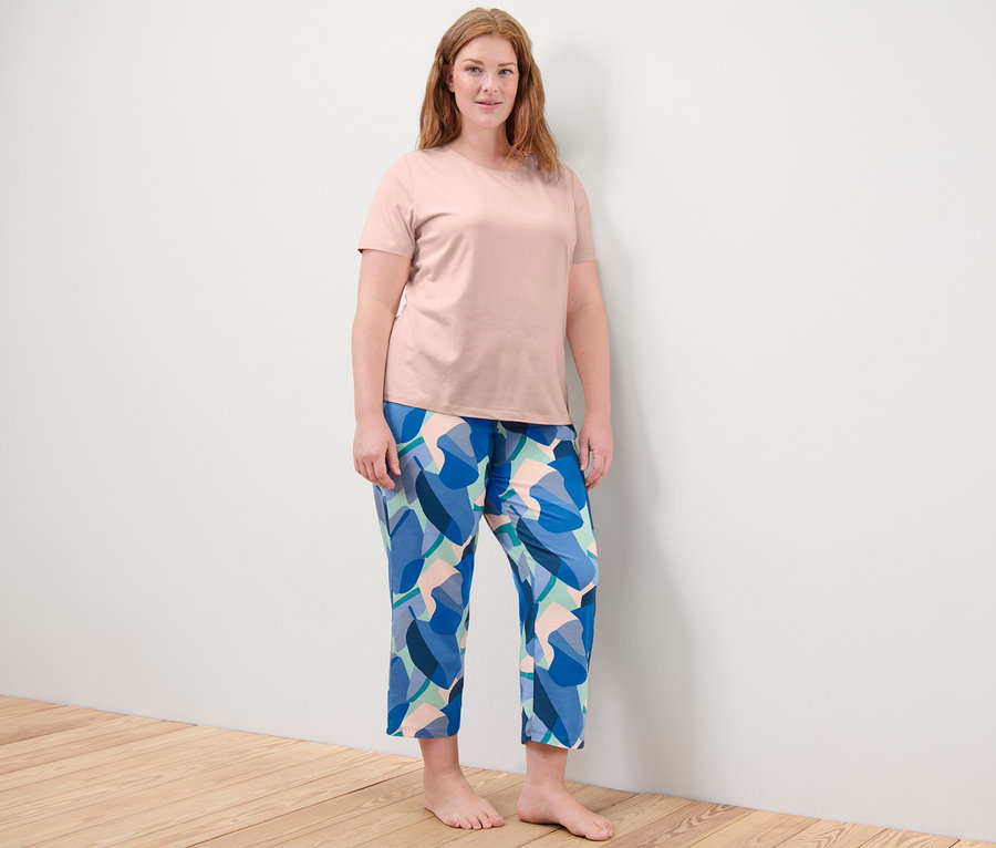 Femme debout portant un pyjama.