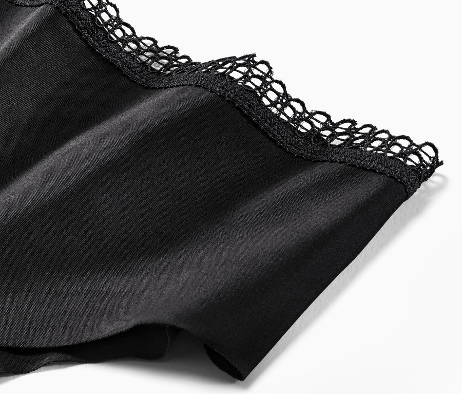 Détail de 2 slips Magic Cut noirs avec dentelle.